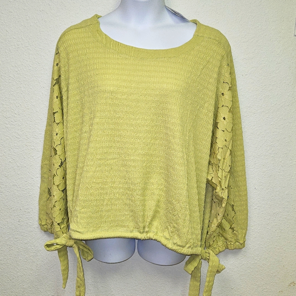 DAVI & DANI Light Yellow/Green Lace Sleeve Tie-Hem Pullover